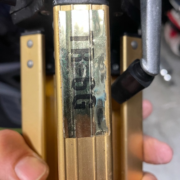 Vintage camera tripod by Coaster with extendable legs . - Picture 7 of 12